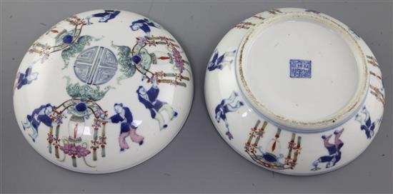 A Chinese doucai circular box and cover, late 19th century, diameter 18cm